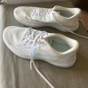 White Nike Training Sneakers 8.5